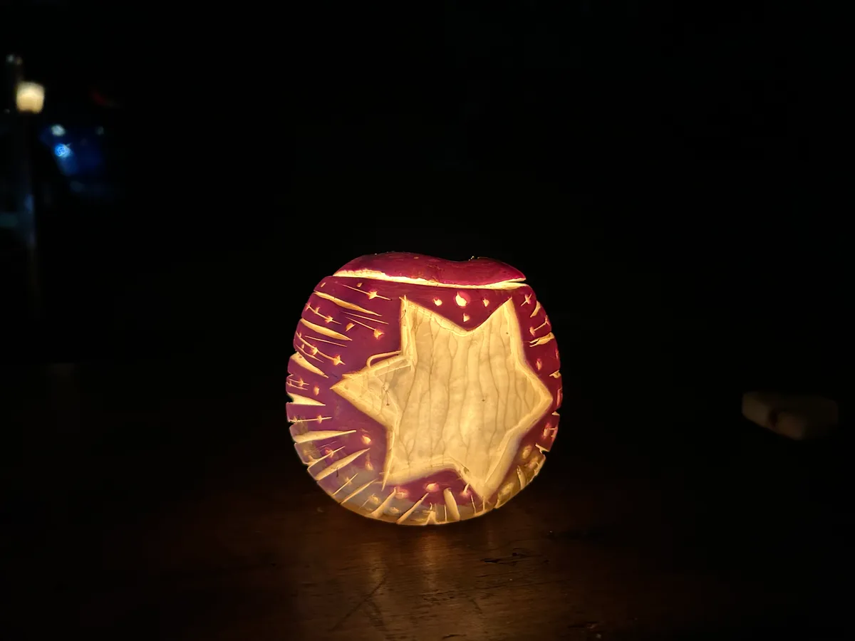 Eine geschnitzte Räbe.